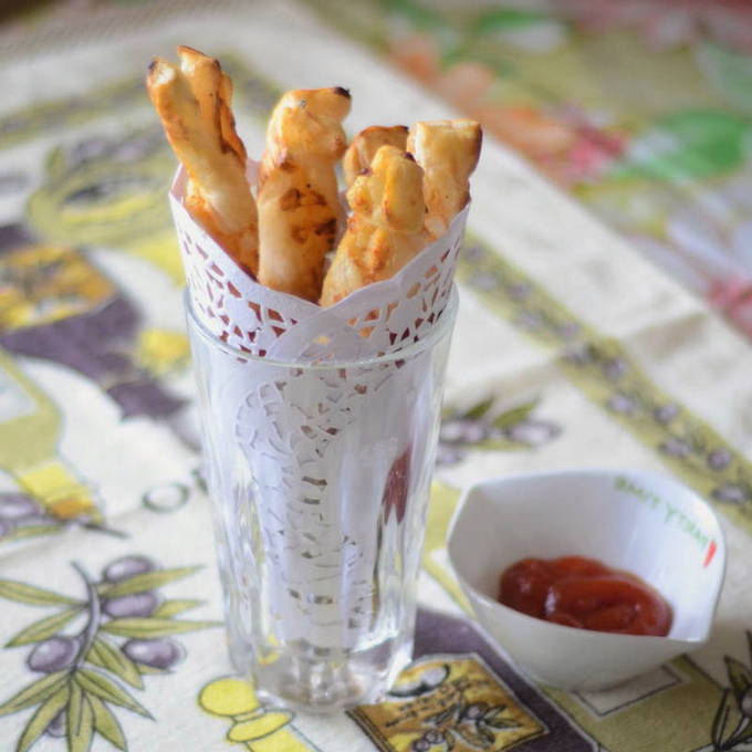 Сырные палочки из слоёного теста в духовке