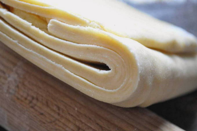 Сырные палочки из слоёного теста в духовке