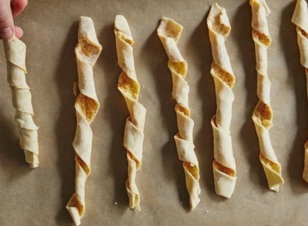 Сырные палочки из слоёного теста в духовке