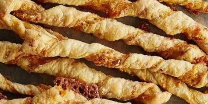 Сырные палочки из слоёного теста в духовке