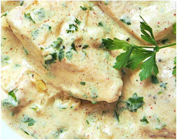 Курица в сливочном соусе с чесноком на сковороде Курица в сливочном соусе с чесноком на сковороде
