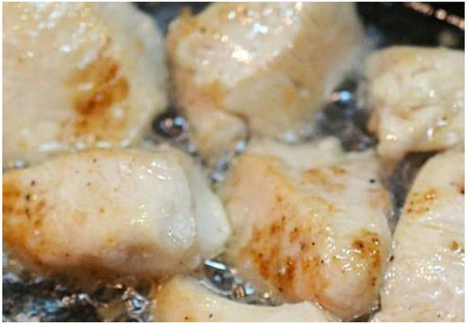 Курица в сливочном соусе с чесноком на сковороде Курица в сливочном соусе с чесноком на сковороде