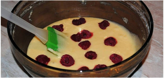 Пирог на кефире с ягодами в духовке