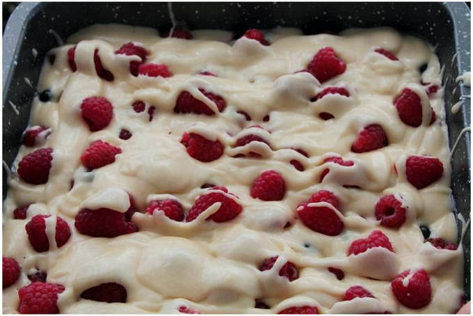 Пирог на кефире с ягодами в духовке