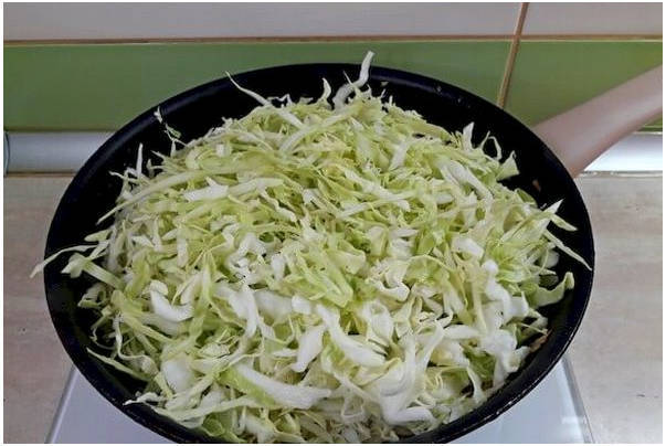 Тушеная капуста с томатной пастой и луком на сковороде Тушеная капуста с томатной пастой и луком на сковороде
