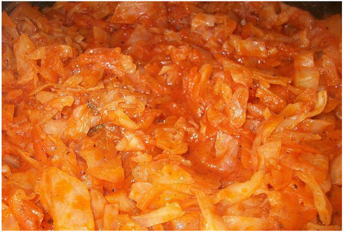 Тушеная капуста с томатной пастой и луком на сковороде Тушеная капуста с томатной пастой и луком на сковороде