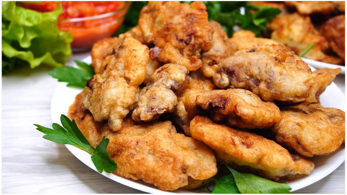 Куриная печень в кляре на сковороде