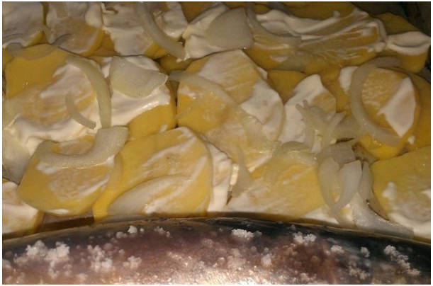 Скумбрия с картошкой и луком в духовке