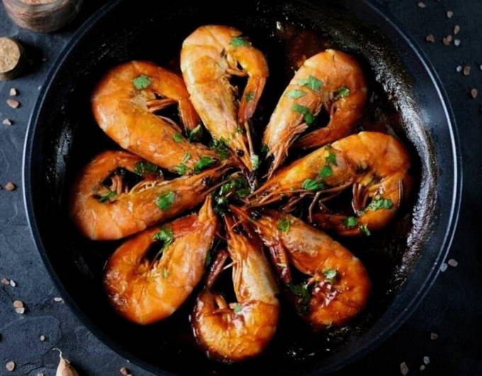 Жареные креветки в соевом соусе с чесноком