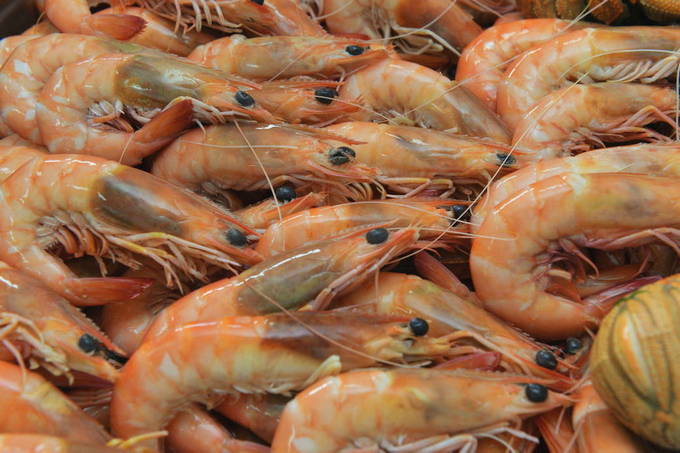 Жареные креветки в соевом соусе с чесноком