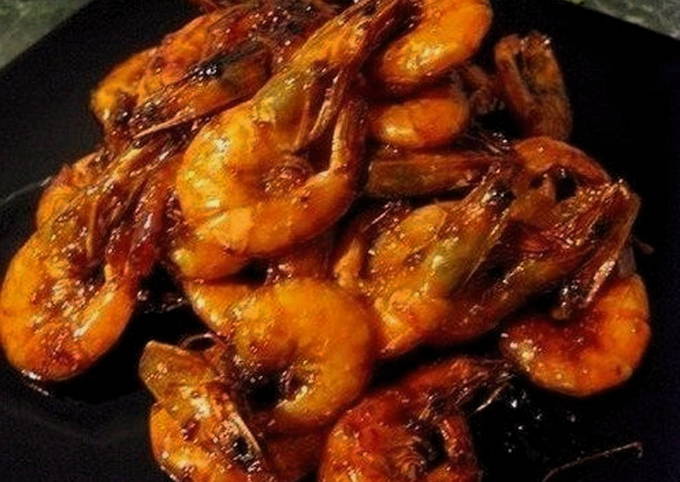 Жареные креветки в соевом соусе с чесноком