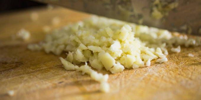 Жареные креветки в соевом соусе с чесноком