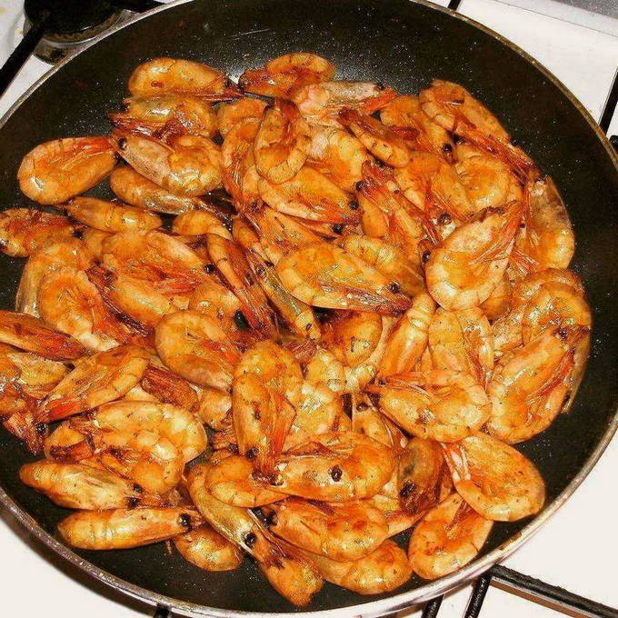 Жареные креветки в соевом соусе с чесноком