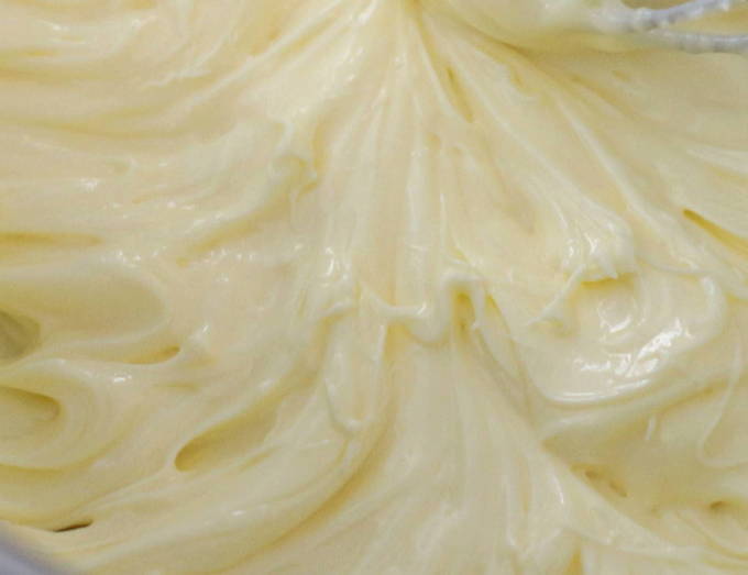 Вафельный торт из готовых коржей со сгущёнкой Вафельный торт из готовых коржей со сгущёнкой