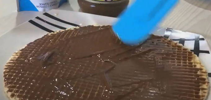 Вафельный торт из готовых коржей со сгущёнкой Вафельный торт из готовых коржей со сгущёнкой