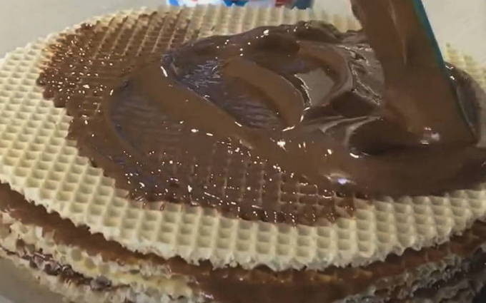 Вафельный торт из готовых коржей со сгущёнкой Вафельный торт из готовых коржей со сгущёнкой
