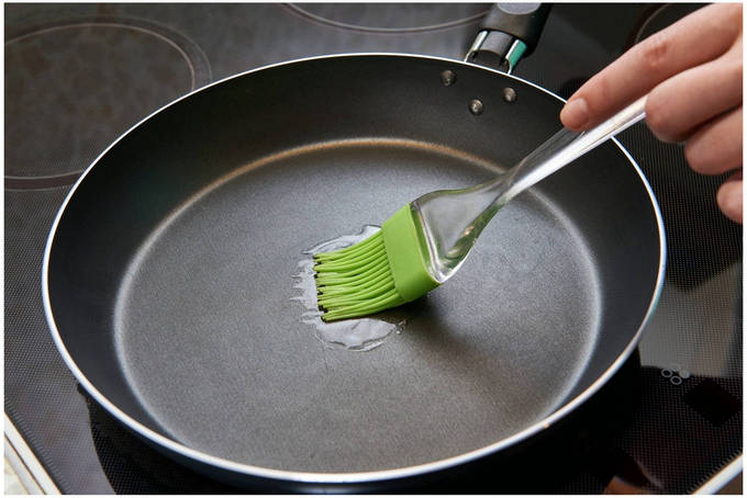 Шампиньоны в сметане на сковороде