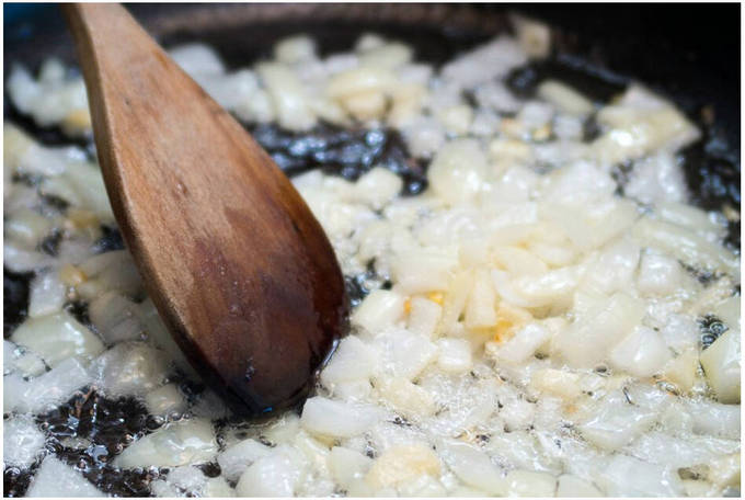 Шампиньоны в сметане на сковороде