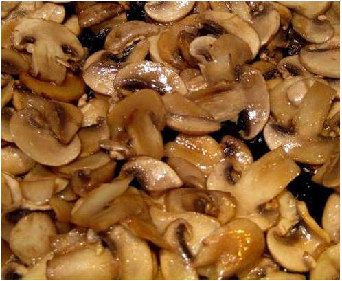 Шампиньоны в сметане на сковороде