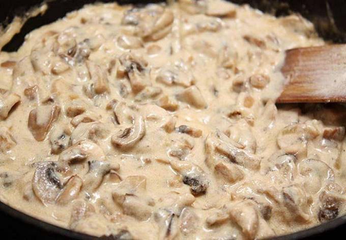 Шампиньоны в сметане на сковороде