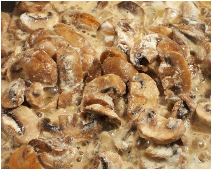 Шампиньоны в сметане на сковороде