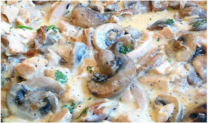 Шампиньоны в сметане на сковороде