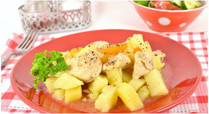 Тушеная картошка с курицей в мультиварке Тушеная картошка с курицей в мультиварке
