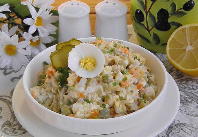 Столичный салат с курицей классический