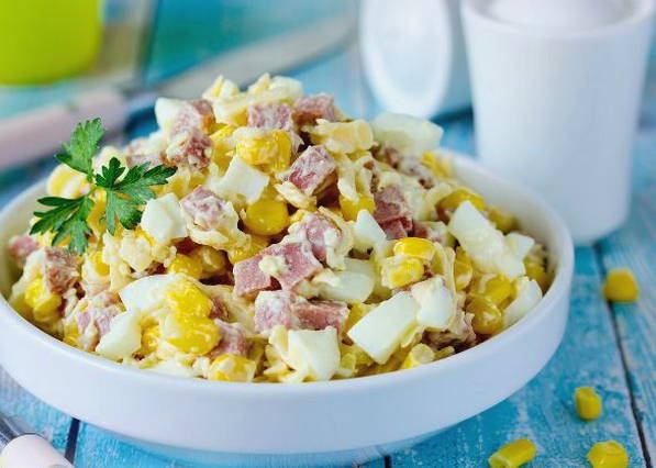 Салат с копченой колбасой и кукурузой