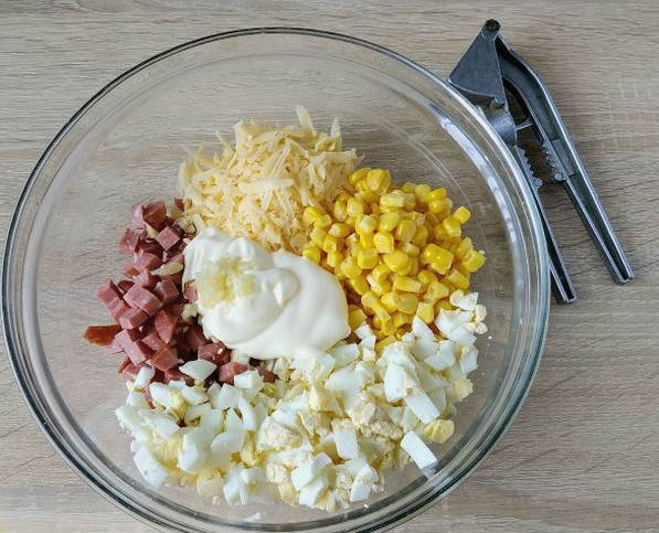 Салат с копченой колбасой и кукурузой Салат с копченой колбасой и кукурузой