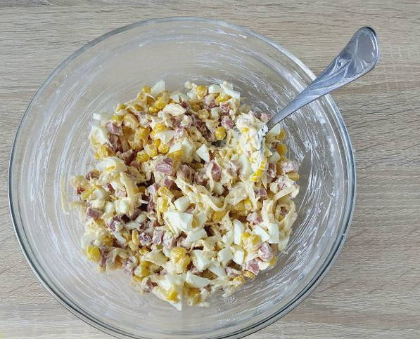 Салат с копченой колбасой и кукурузой Салат с копченой колбасой и кукурузой