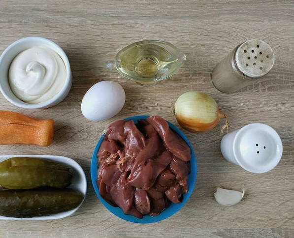 Салат с куриной печенью, огурцами, морковью, луком и яйцом