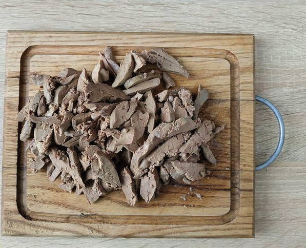 Салат с куриной печенью, огурцами, морковью, луком и яйцом