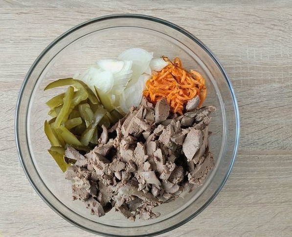 Салат с куриной печенью, огурцами, морковью, луком и яйцом