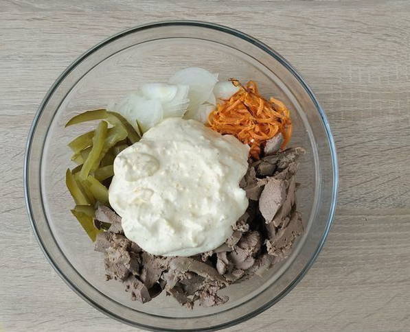 Салат с куриной печенью, огурцами, морковью, луком и яйцом