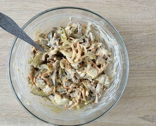 Салат с куриной печенью, огурцами, морковью, луком и яйцом