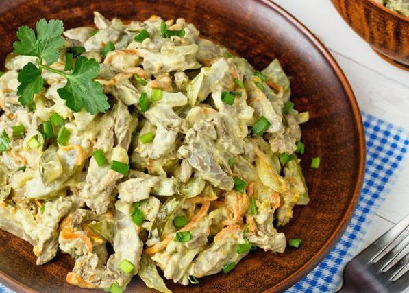 Салат с куриной печенью, огурцами, морковью, луком и яйцом