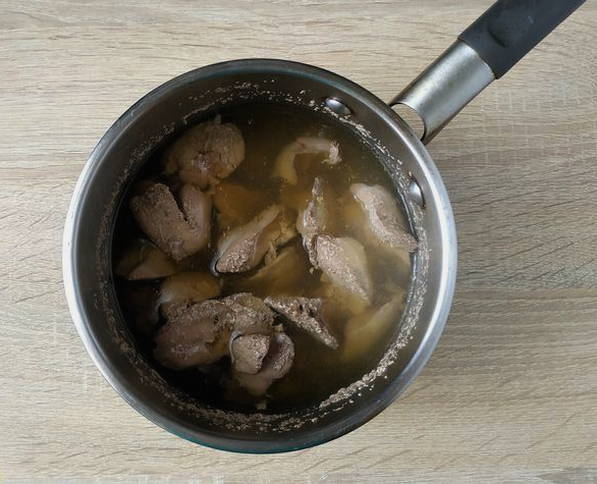 Салат с куриной печенью, огурцами, морковью, луком и яйцом
