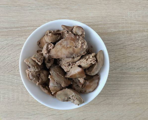 Салат с куриной печенью, огурцами, морковью, луком и яйцом