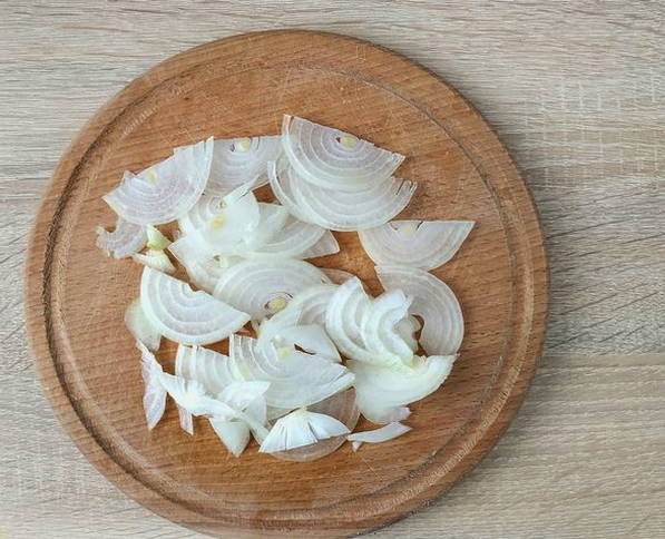 Салат с куриной печенью, огурцами, морковью, луком и яйцом