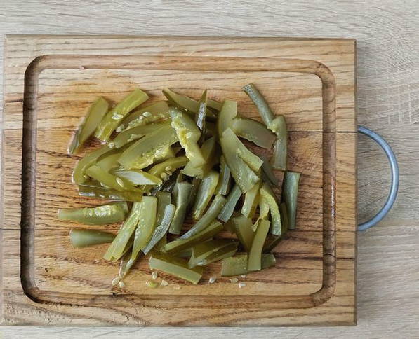 Салат с куриной печенью, огурцами, морковью, луком и яйцом