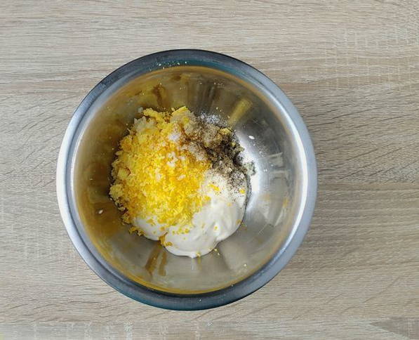Салат с куриной печенью, огурцами, морковью, луком и яйцом