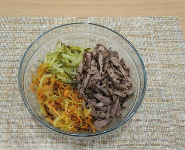Салат с жареной куриной печенью