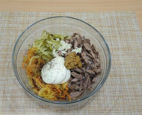 Салат с жареной куриной печенью