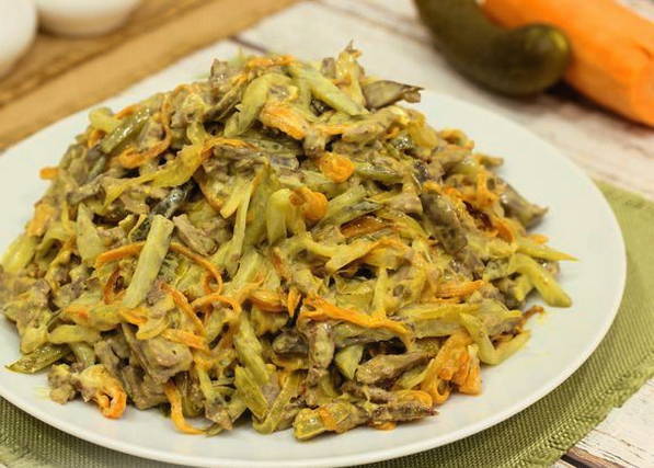 Салат с жареной куриной печенью
