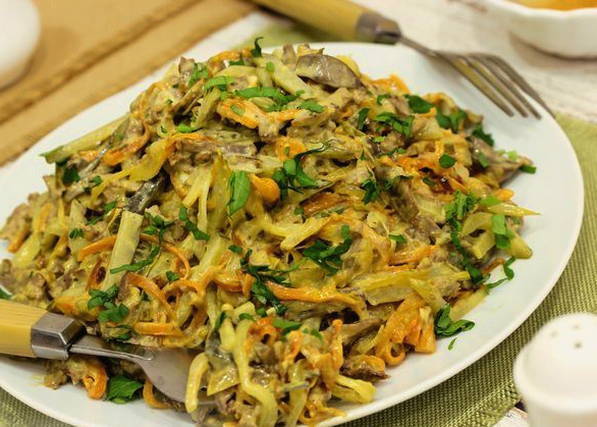 Салат с жареной куриной печенью