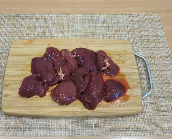 Салат с жареной куриной печенью