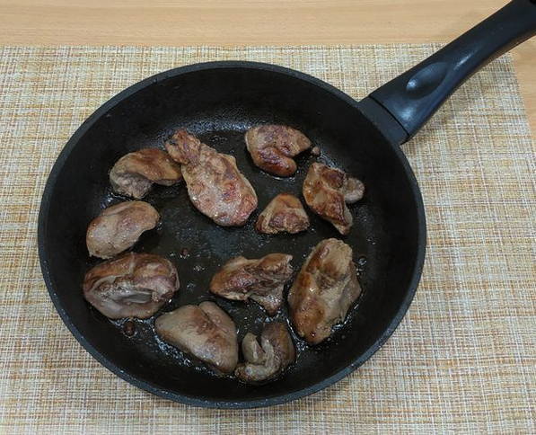 Салат с жареной куриной печенью