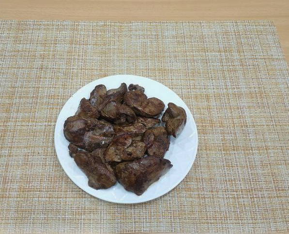Салат с жареной куриной печенью