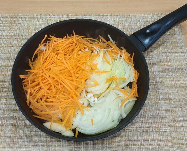 Салат с жареной куриной печенью
